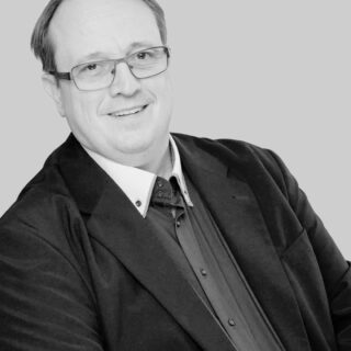 Die Mittelstands- und Wirtschaftsunion Baden-Württemberg trauert um Holger Kappel, der viel zu früh aus unserer Mitte gerissen wurde.

Holger Kappel war ein Mensch, der nicht nur mitdachte, sondern Verantwortung übernahm – stets verlässlich, zugewandt und mit einem tiefen Verständnis für die Anliegen des Mittelstands.

Über viele Jahre hinweg engagierte er sich in der Mittelstands- und Wirtschaftsunion und brachte seine Erfahrung, seine Klarheit und seine Leidenschaft in unser gemeinsames Wirken ein:

* langjähriger Pressesprecher des MIT-Kreisverbandes Esslingen
* stellvertretender Kreisvorsitzender der MIT Esslingen
* Rechnungsprüfer der MIT Baden-Württemberg

Holger Kappel war jemand, der Projekte nicht nur unterstützte, sondern sie prägte. Er verband wirtschaftliches Denken mit gesellschaftlicher Verantwortung und schuf damit Impulse, die weit über sein unmittelbares Umfeld hinaus wirkten.

Mit seiner ruhigen Art, seinem Humor und seiner verbindenden Persönlichkeit gelang es ihm, Menschen zusammenzuführen und Begeisterung zu wecken.

Wir verlieren mit ihm einen wertvollen Mitstreiter, einen geschätzten Kollegen und für viele auch einen Freund. 
Die Dankbarkeit für sein Wirken bleibt. Unsere Gedanken sind in dieser schweren Zeit bei seiner Familie.

Dr. Bastian Atzger Landesvorsitzender der MIT Baden-Württemberg

Rudolf Gänzle Kreisvorsitzender MIT Esslingen