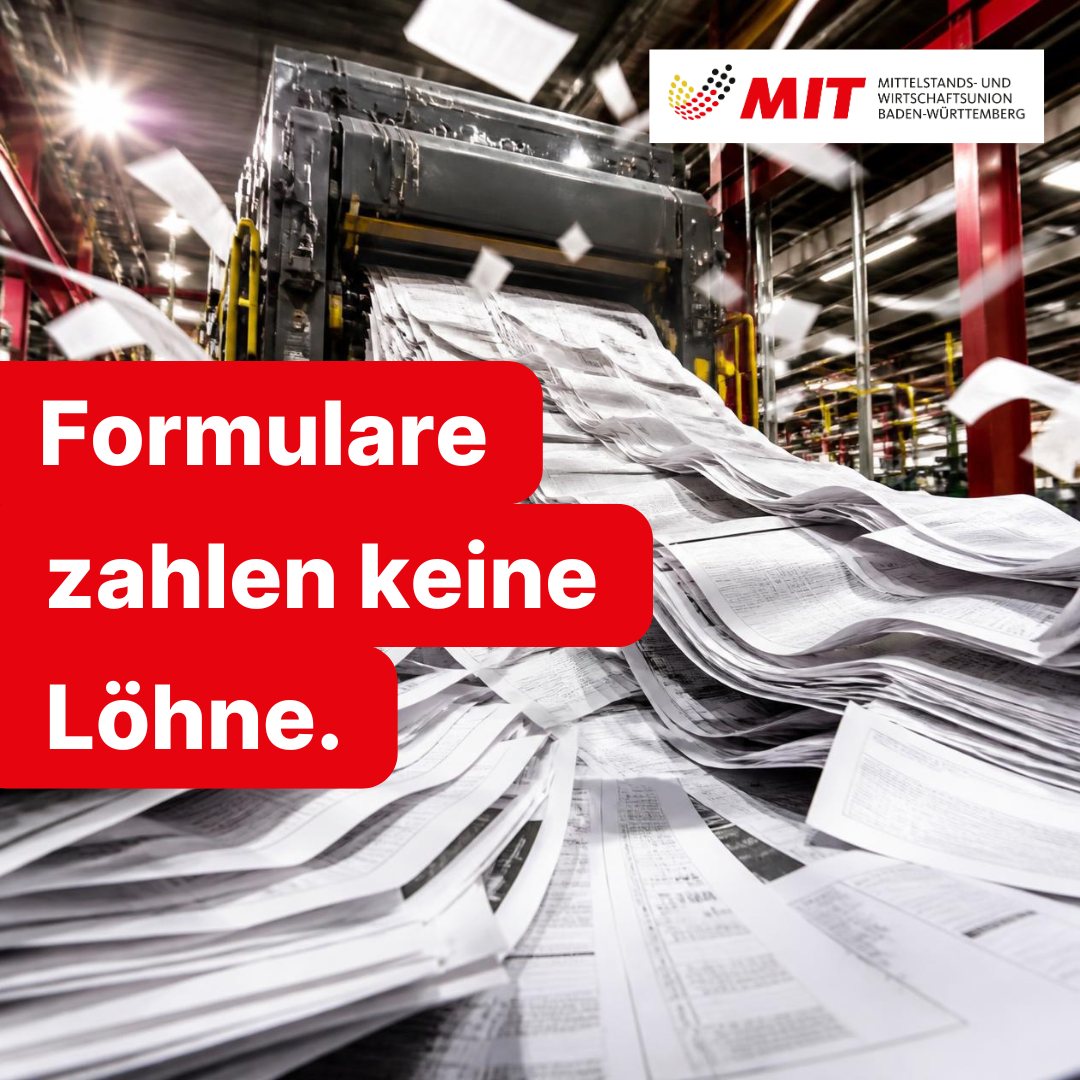 📑 Bürokratie hat ihren Preis. Und der ist zu hoch.

Nach Berechnungen der Deutschen Bundesbank sind die Bürokratiekosten für Unternehmen in den vergangenen Jahren deutlich gestiegen. Für 2022 bis 2024 werden sie auf durchschnittlich rund 7 % des Jahresumsatzes geschätzt. Besonders stark trifft die Belastung kleinere Unternehmen.

Das heißt: Zeit und Geld fließen in Dokumentation, Nachweise und Vorschriften – statt in Kunden, Innovationen und neue Arbeitsplätze.

Für uns ist klar: Bürokratieabbau ist Wirtschaftspolitik.

Wir brauchen einfachere Regeln, weniger Berichtspflichten und eine Verwaltung, bei der Unternehmen ihre Daten nicht immer wieder neu einreichen müssen.

Der Mittelstand soll wirtschaften. Nicht verwalten.

#Mittelstand #Bürokratie #Bürokratieabbau #Wirtschaft #Unternehmen #BadenWürttemberg #MITBW