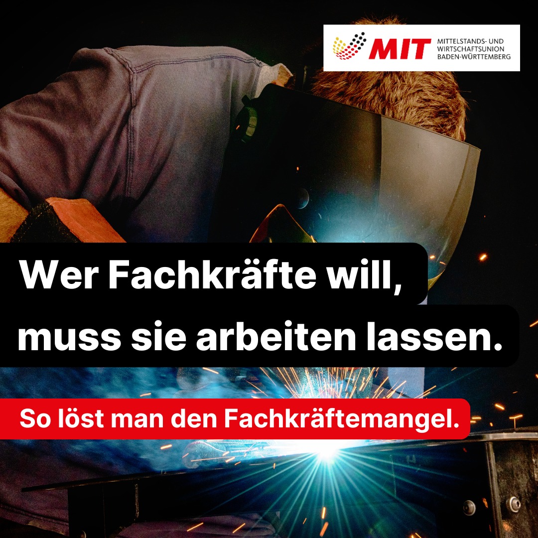 🔧 Fachkräfte fehlen. Bürokratie haben wir genug.

Wenn ein Unternehmen eine qualifizierte Fachkraft gefunden hat und der Arbeitsvertrag unterschrieben ist, darf der Staat nicht zum nächsten Engpass werden.

Der Landesvorstand der MIT Baden-Württemberg fordert deshalb: Verfahren für ausländische Fachkräfte mit verbindlicher Arbeitsplatzzusage müssen zentral, digital und innerhalb von maximal vier Wochen entschieden werden.

Denn monatelange Wartezeiten kosten Unternehmen Planungssicherheit – und im Zweifel die Fachkraft.

Wer Fachkräfte will, muss sie auch arbeiten lassen.