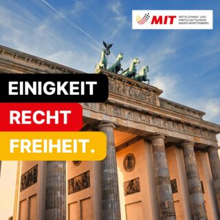 🇩🇪 36 Jahre Deutsche Einheit. Ein Grund zu feiern – und ein Grund, wachsam zu bleiben.

Die Deutsche Einheit steht für etwas, das heute manchmal viel zu selbstverständlich erscheint: Freiheit, Demokratie und die Überwindung einer Diktatur. Am 3. Oktober 1990 wurde die staatliche Einheit Deutschlands in Frieden und Freiheit vollendet.

36 Jahre später erleben wir eine politische und gesellschaftliche Debatte, die immer häufiger von Abgrenzung, Zuspitzung und gegenseitiger Verachtung geprägt ist.

Wer anderer Meinung ist, wird zum Gegner erklärt. Kompromisse gelten als Schwäche. Extreme Positionen versprechen einfache Antworten auf schwierige Fragen.

Das darf nicht unser Weg sein.

Demokratie lebt vom Streit – aber vom Streit um die bessere Lösung. Sie lebt von unterschiedlichen Meinungen, vom Zuhören und davon, dass am Ende mehr zählt als die eigene politische Blase.

Extremismus – egal aus welcher Richtung – hat mit diesem Verständnis von Freiheit und Demokratie nichts gemein. Und auch die demokratische Mitte darf nicht jeden Tag neue Gräben ziehen, nur weil Polarisierung kurzfristig Aufmerksamkeit bringt.

Deutschland braucht wieder mehr von dem, was die Einheit möglich gemacht hat: Mut, Freiheit, Verantwortung und den Willen, Trennendes zu überwinden.

Einheit bedeutet nicht, dass wir alle einer Meinung sein müssen.
Einheit bedeutet, dass wir trotz unterschiedlicher Meinungen ein gemeinsames Land bleiben.

Dafür lohnt es sich einzustehen. Nicht nur am 3. Oktober. 🇩🇪