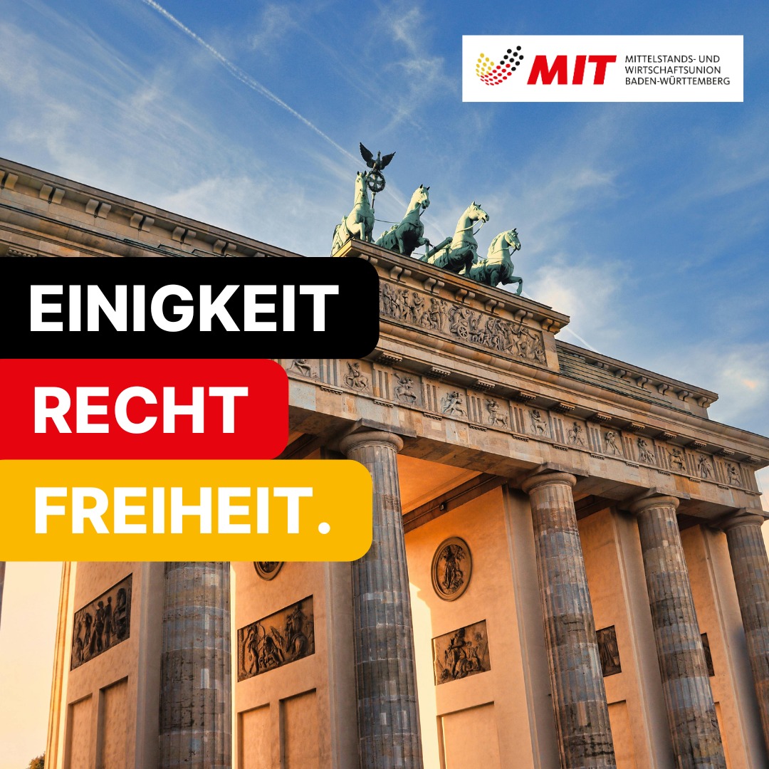 🇩🇪 36 Jahre Deutsche Einheit. Ein Grund zu feiern – und ein Grund, wachsam zu bleiben.

Die Deutsche Einheit steht für etwas, das heute manchmal viel zu selbstverständlich erscheint: Freiheit, Demokratie und die Überwindung einer Diktatur. Am 3. Oktober 1990 wurde die staatliche Einheit Deutschlands in Frieden und Freiheit vollendet.

36 Jahre später erleben wir eine politische und gesellschaftliche Debatte, die immer häufiger von Abgrenzung, Zuspitzung und gegenseitiger Verachtung geprägt ist.

Wer anderer Meinung ist, wird zum Gegner erklärt. Kompromisse gelten als Schwäche. Extreme Positionen versprechen einfache Antworten auf schwierige Fragen.

Das darf nicht unser Weg sein.

Demokratie lebt vom Streit – aber vom Streit um die bessere Lösung. Sie lebt von unterschiedlichen Meinungen, vom Zuhören und davon, dass am Ende mehr zählt als die eigene politische Blase.

Extremismus – egal aus welcher Richtung – hat mit diesem Verständnis von Freiheit und Demokratie nichts gemein. Und auch die demokratische Mitte darf nicht jeden Tag neue Gräben ziehen, nur weil Polarisierung kurzfristig Aufmerksamkeit bringt.

Deutschland braucht wieder mehr von dem, was die Einheit möglich gemacht hat: Mut, Freiheit, Verantwortung und den Willen, Trennendes zu überwinden.

Einheit bedeutet nicht, dass wir alle einer Meinung sein müssen.
Einheit bedeutet, dass wir trotz unterschiedlicher Meinungen ein gemeinsames Land bleiben.

Dafür lohnt es sich einzustehen. Nicht nur am 3. Oktober. 🇩🇪